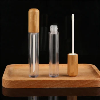 прозрачный пластиковый контейнер, тюбик блеска для губ с бамбуковой деревянной печатной крышкой