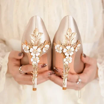 Женские туфли на высоком каблуке с металлическими цветами, женские новые легкие Роскошные пикантные модные свадебные туфли с острым носком, атласные тонкие туфли