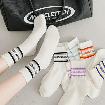 Женские новые хлопчатобумажные носки в модную полоску с английскими буквами, минималистичный тренд, спортивные носки в молодежном кампусном стиле, женские носки для экипажа B138